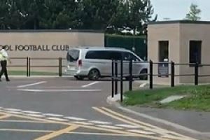 😂亿元强援进门了！载维尔茨的车辆已驶入利物浦基地，官宣在即