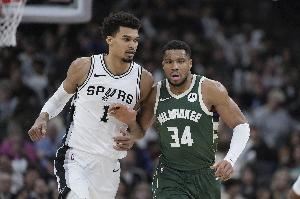 ESPN：马刺并未就字母哥的交易进行实质性讨论 而太阳则要价过高