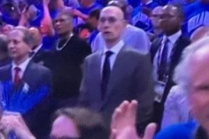 格格不入😂🤖NBA总裁萧华现场看球 屹立于人海之中宛如机器人